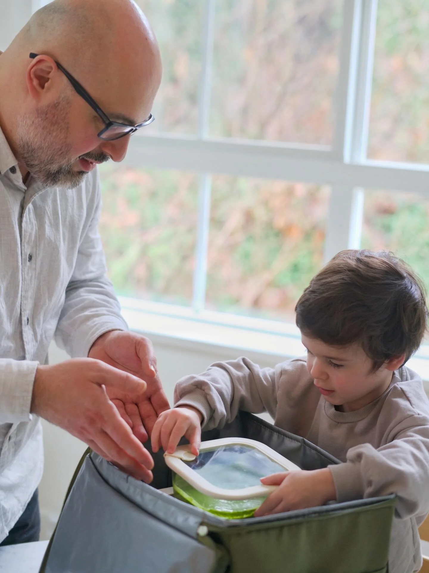 Sweet little helping hands unpacking meals for the coming week

#dinnerin
#vancouverpersonalchef
#seatoskypersonalchef
#vancouverfamilies