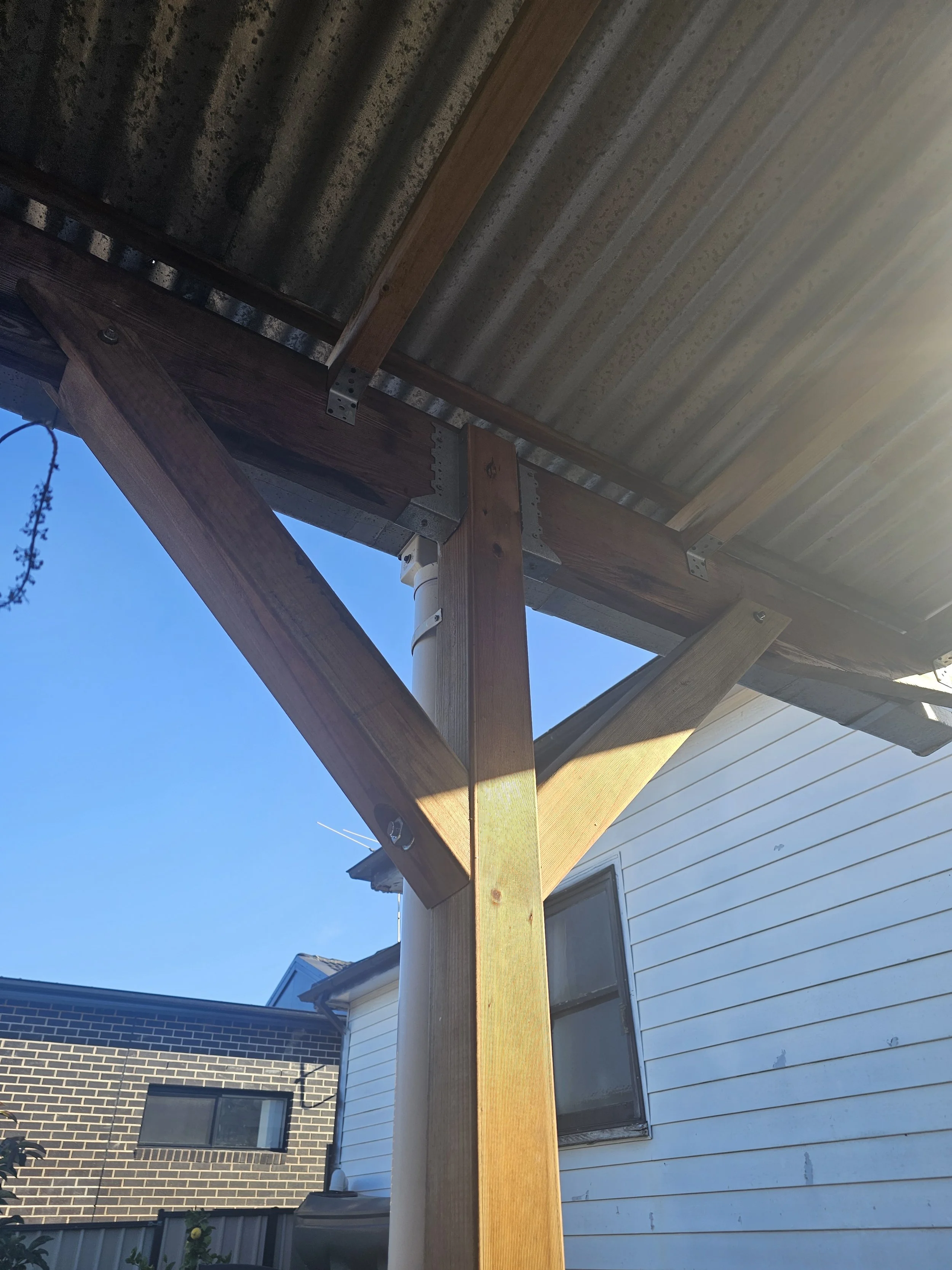 Pergola knee braces and gutter close-up — Greenacre