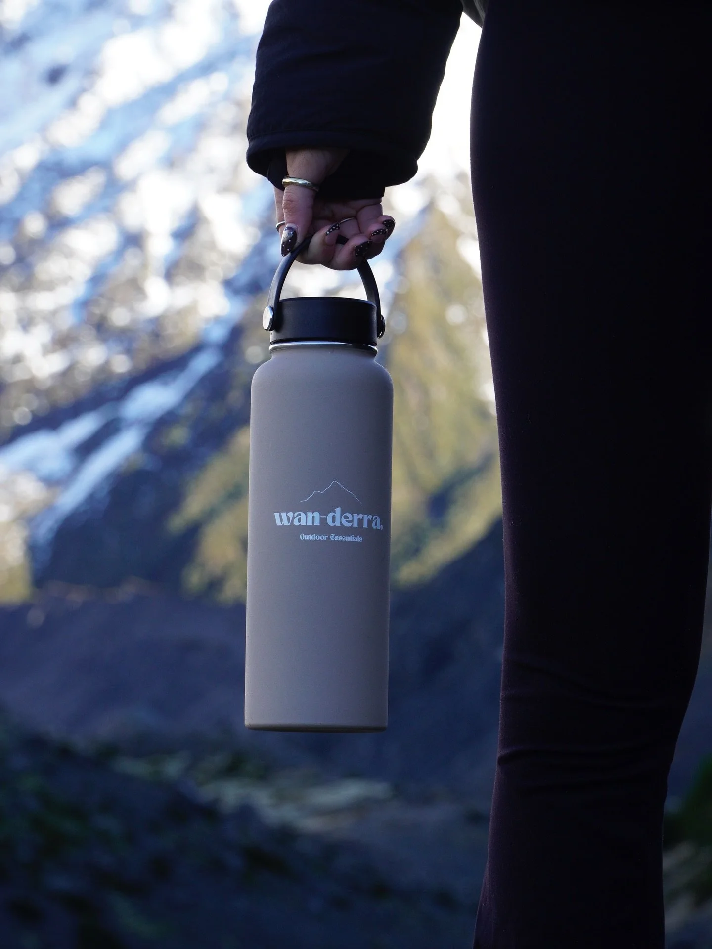 Caught outside! Our 1.2L stainless steel water bottle! 🗻

Visit our website to shop now!