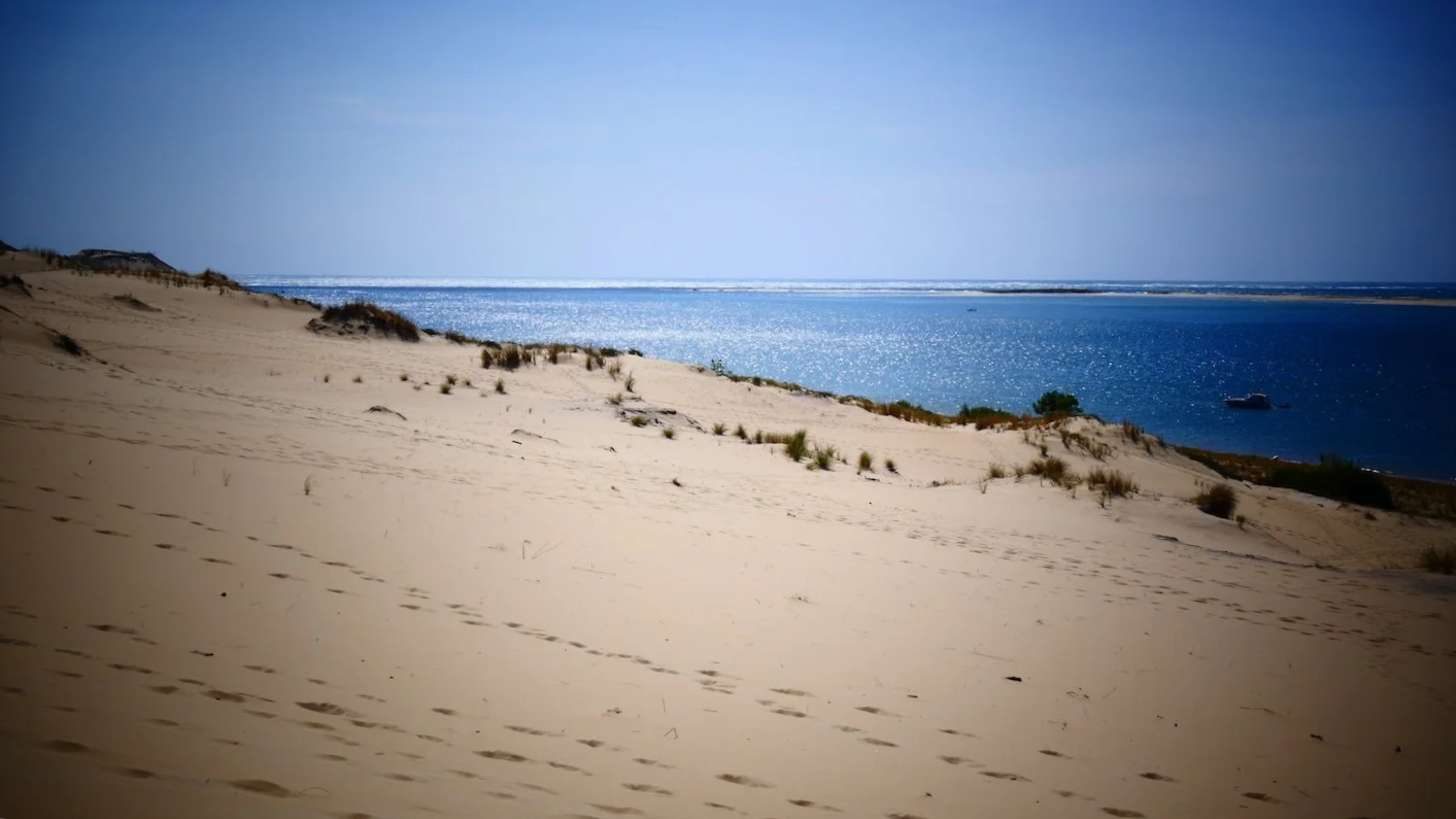 Blick von der Dune du Pilat auf den Atlantik, Sanddünen im Vordergrund und blaues Meer im Hintergrund