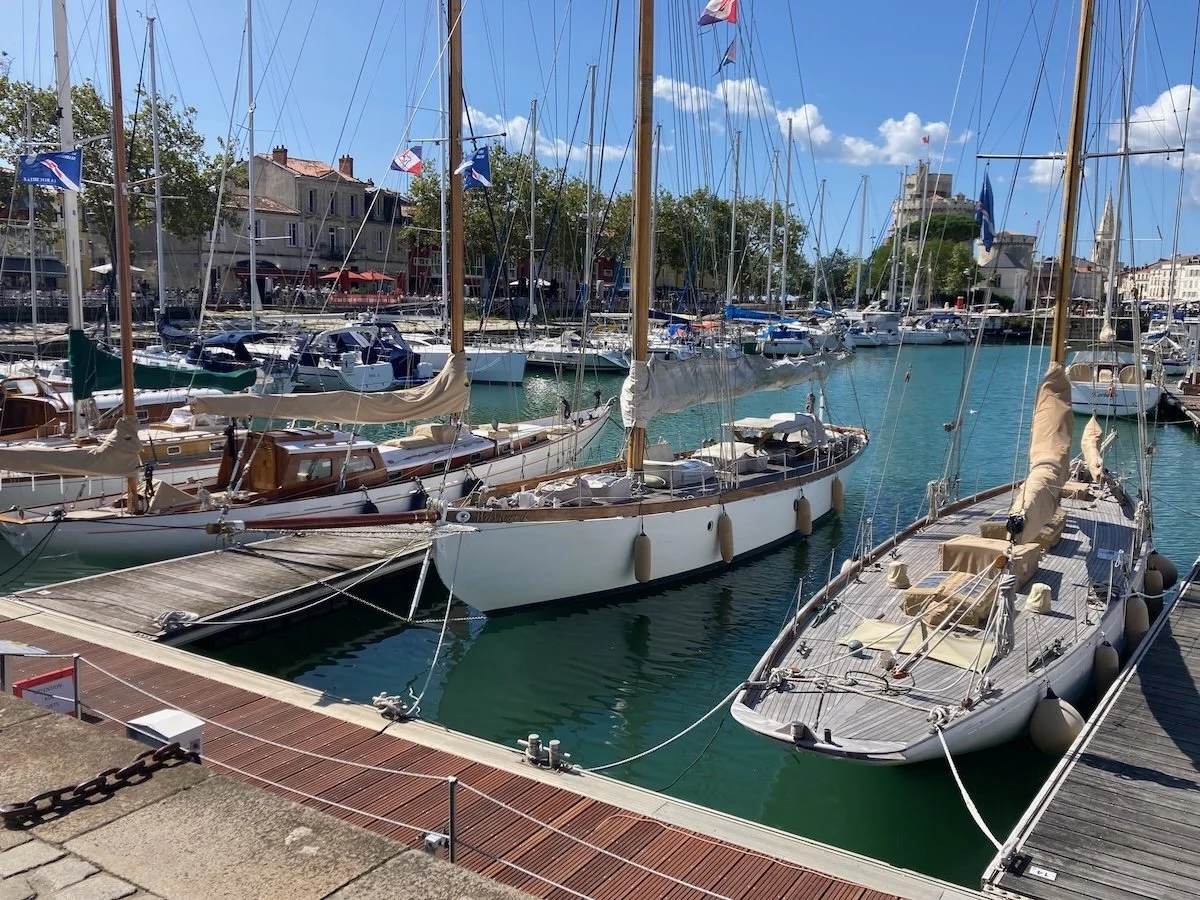 Hafenabschnitt in La Rochelle, Frankreich, mit kleinen Segelbooten im Wasser