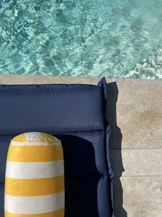 Poolterrasse mit blauer Liegeauflage und Strandrolle in einer Chambre d’hôtes in der Charente-Maritime