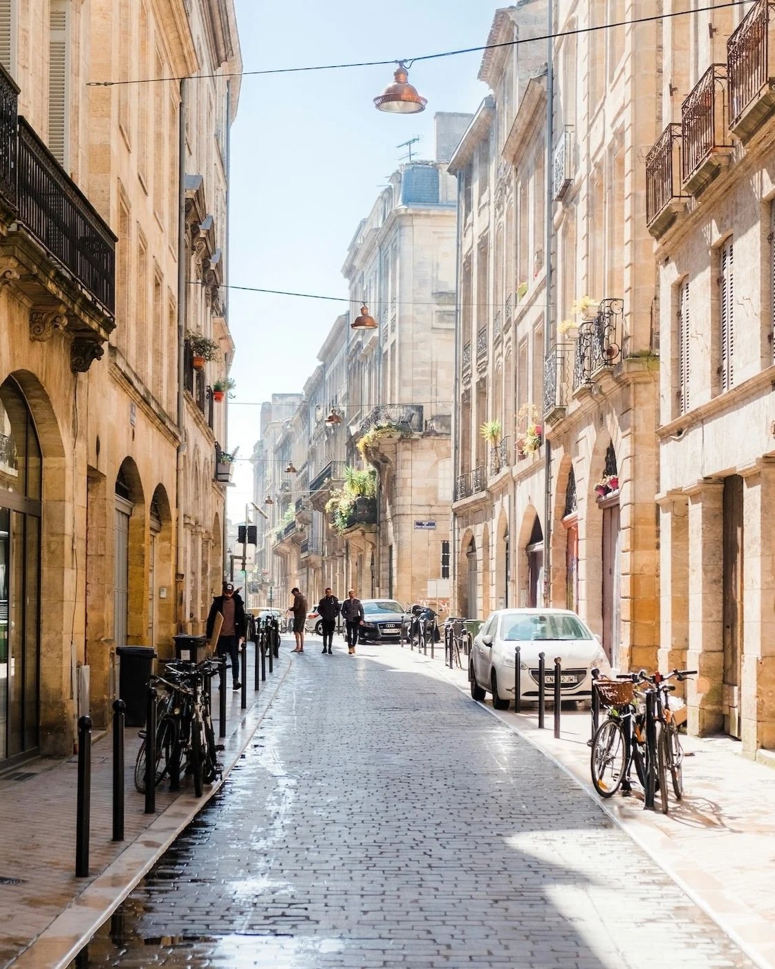 Helle Gasse in Bordeaux, Frankreich, mit Hauswänden im Tageslicht und historischen Fassaden