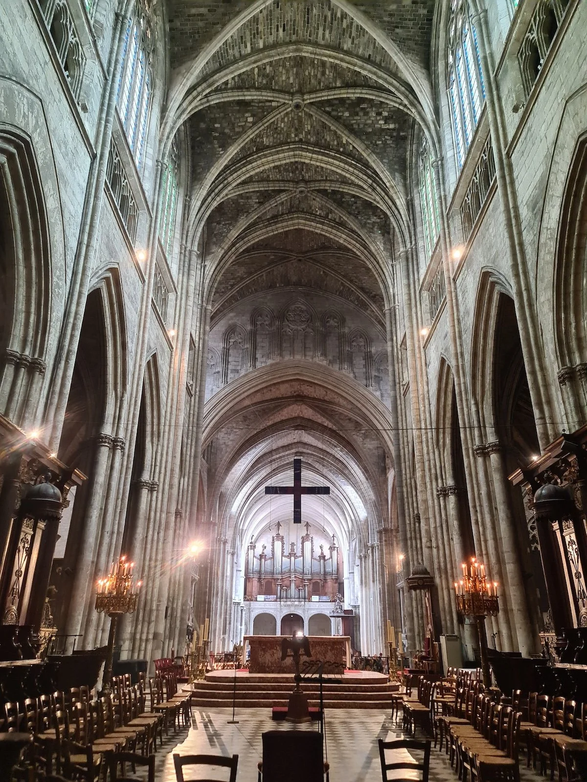 Prachtvolle Kathedrale Saint André im Zentrum von Bordeaux, Frankreich, gegenüber dem Rathaus