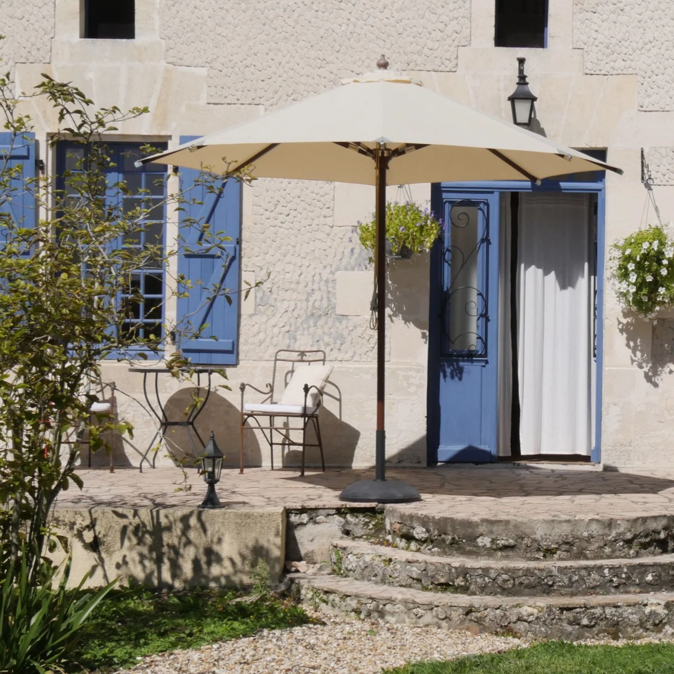 Außenansicht eines Landhauses mit Terrasse und Garten – Chambre d’hôtes in der Charente-Maritime
