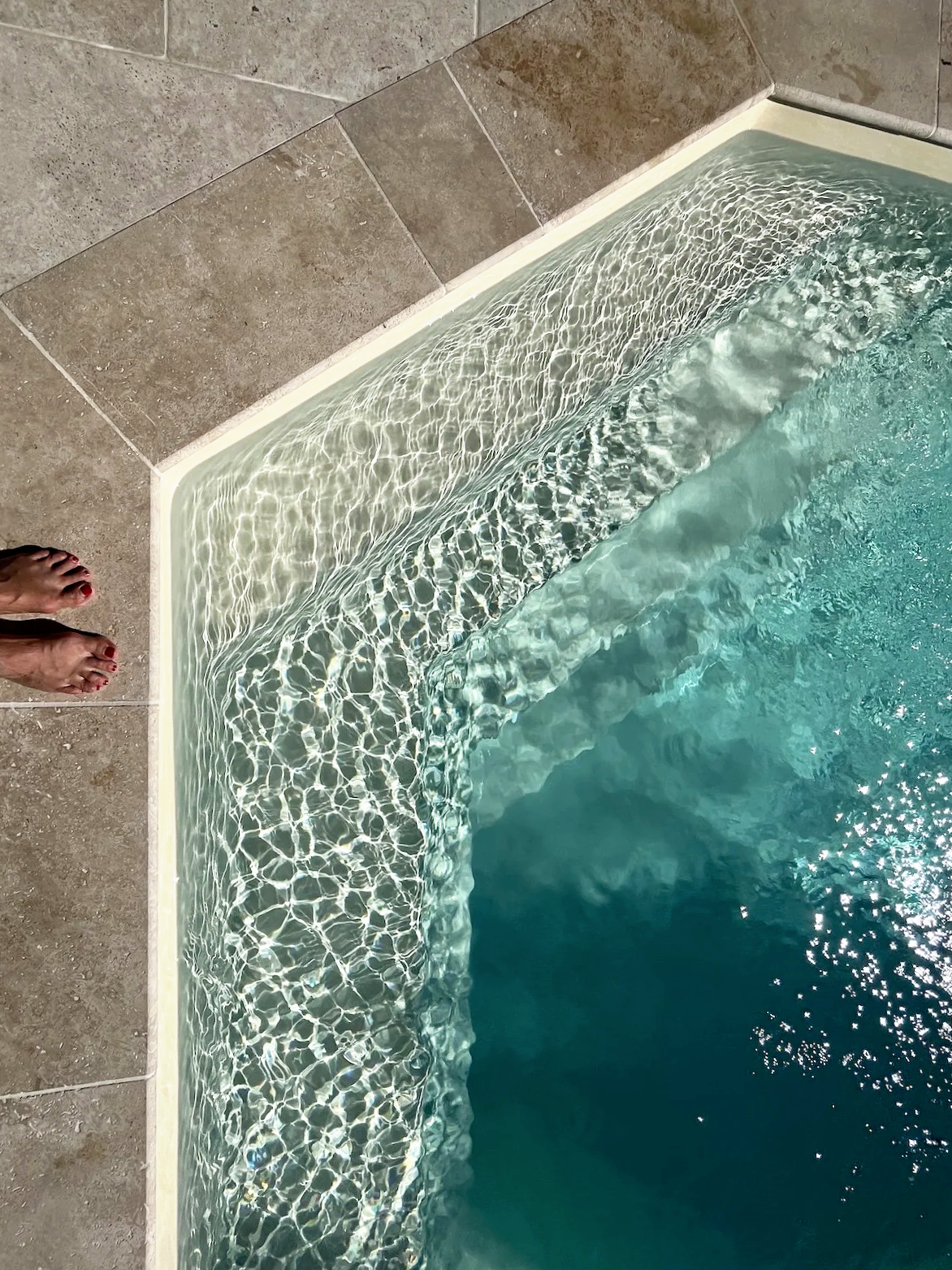 Ausschnitt des Poolbereichs am Eingang mit Wasser