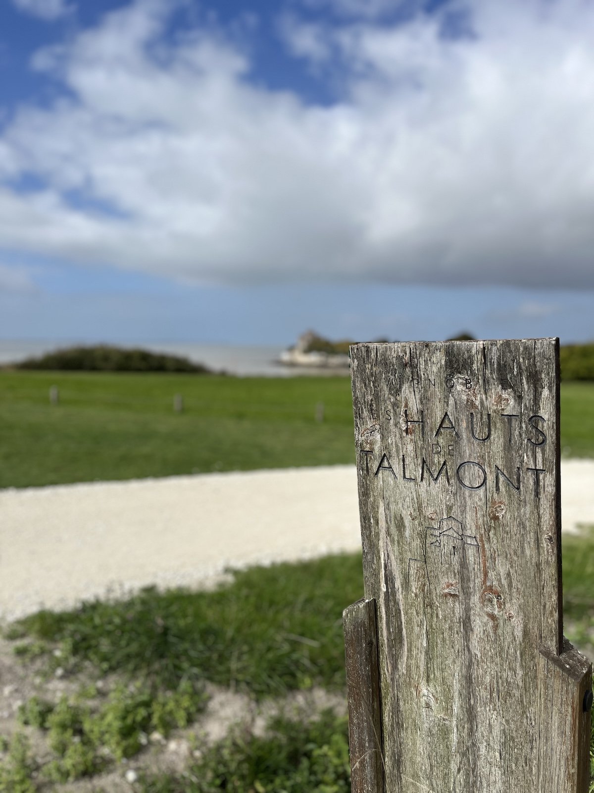 Hauts Talmont Wanderweg mit Blick auf die Gironde in Südwestfrankreich, grüne Landschaft und Flussufer
