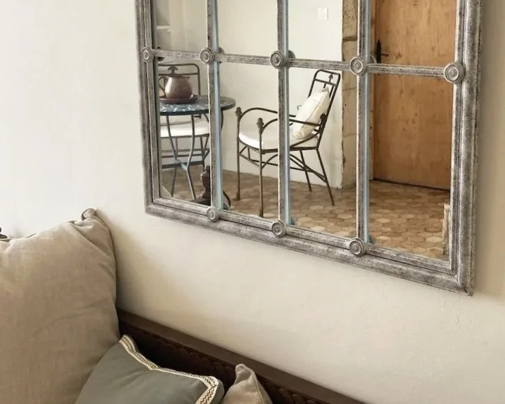 Detailansicht eines Gästesofas im Gästesalon in der Sitzecke mit Tür zum Gästezimmer