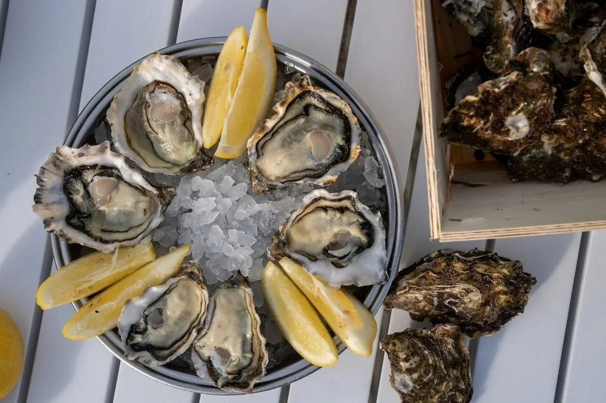 Frische Austern an der Atlantikküste Frankreichs, serviert direkt am Meer