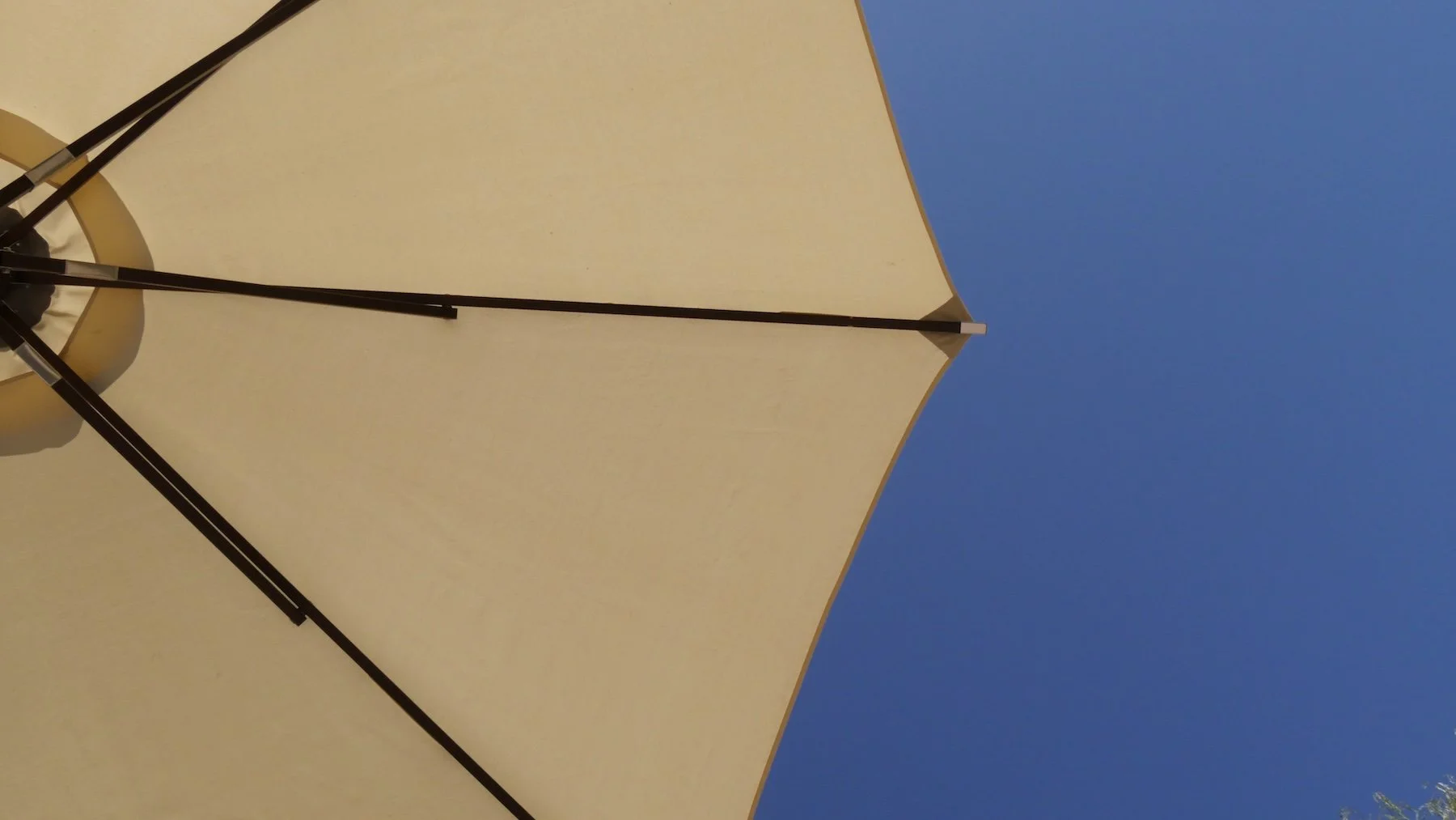 Detailaufnahme eines Sonnenschirms auf der Terrasse eines französischen Landhauses