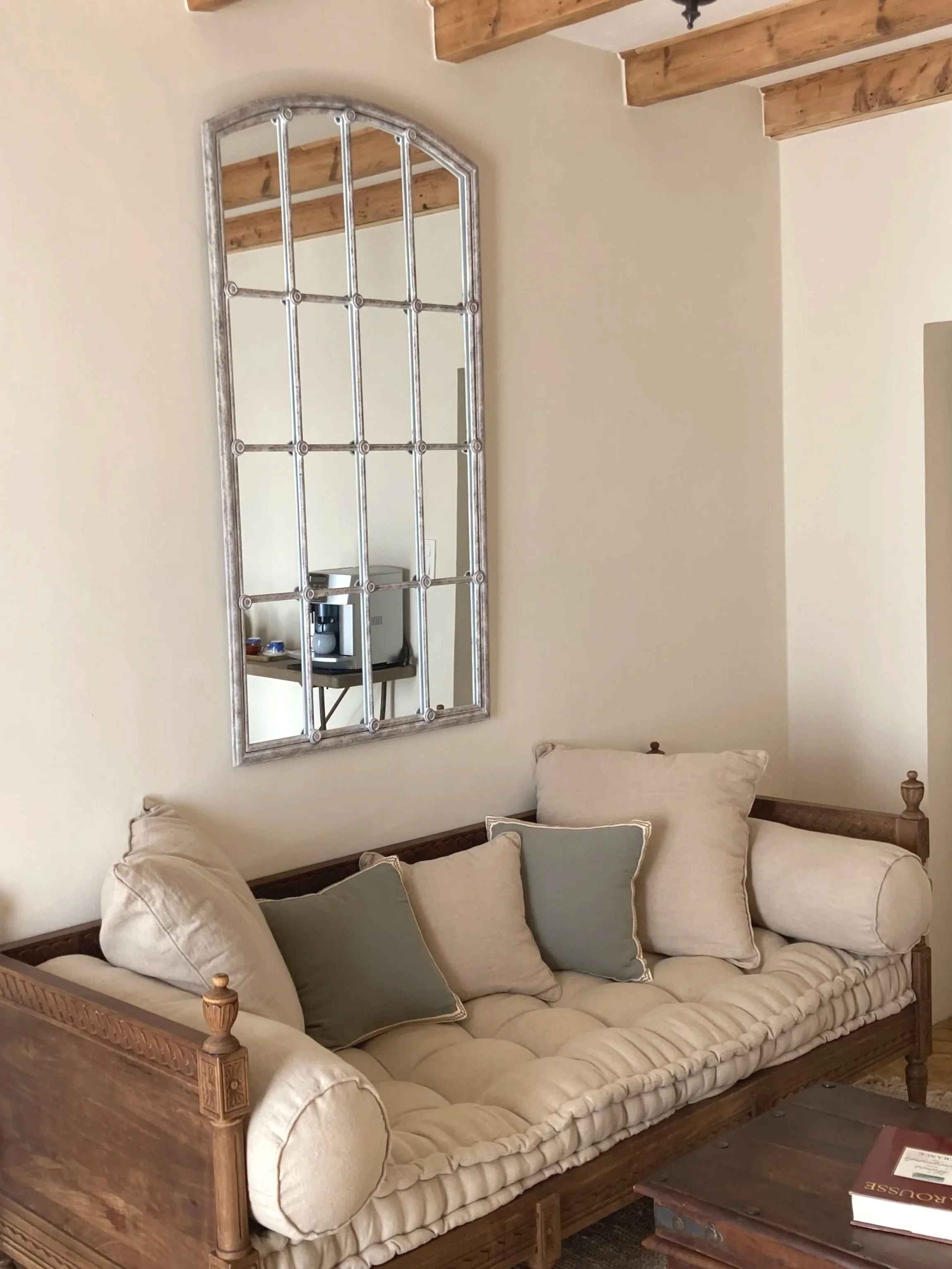 Gemütlicher Sitzbereich im kleinen Salon für Gäste einer Chambre d’hôtes