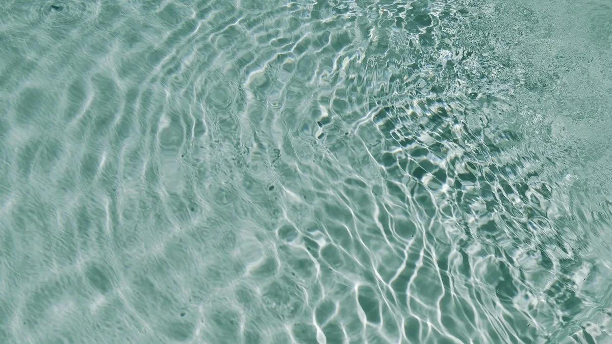 Detailaufnahme des Poolwassers mit Wasserbewegungen und Reflexionen