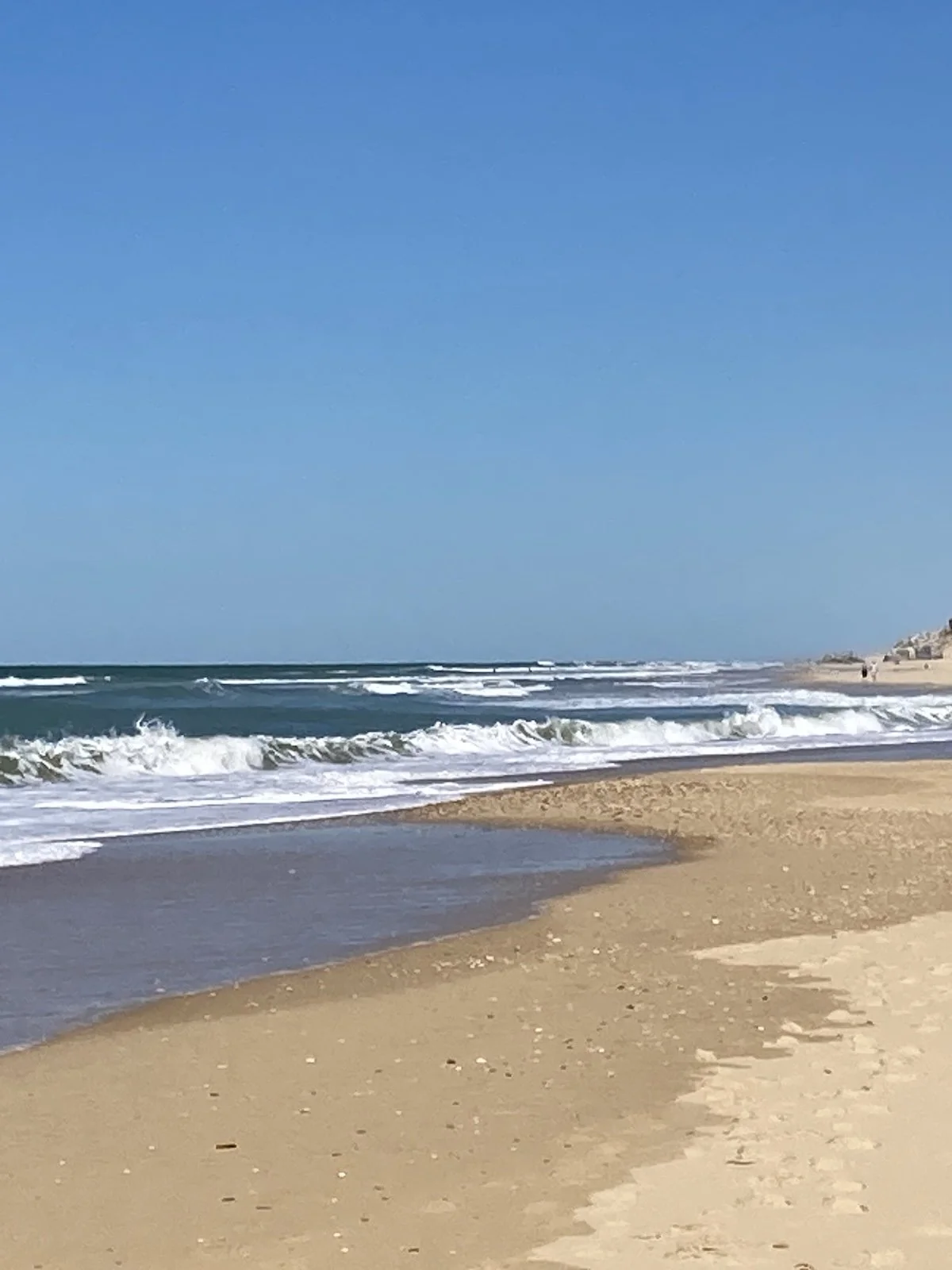 Langer Strandabschnitt mit Brandung an der Atlantikküste der Côte Sauvage, Frankreich