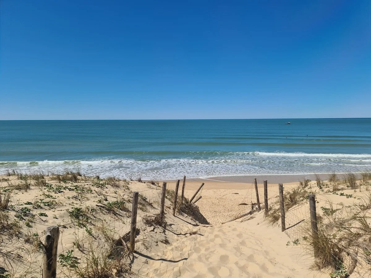 Strandzugang an der Côte Sauvage am Atlantik, Frankreich, im Sommer mit Sandweg und Dünen