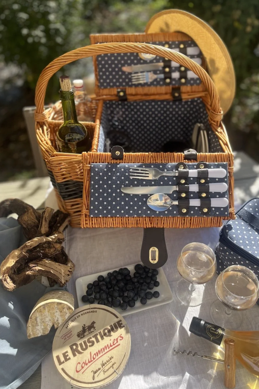Französischer Picknickkorb in Weiß-Blau mit regionalen Spezialitäten einer Chambre d’hôtes in der Charente-Maritime
