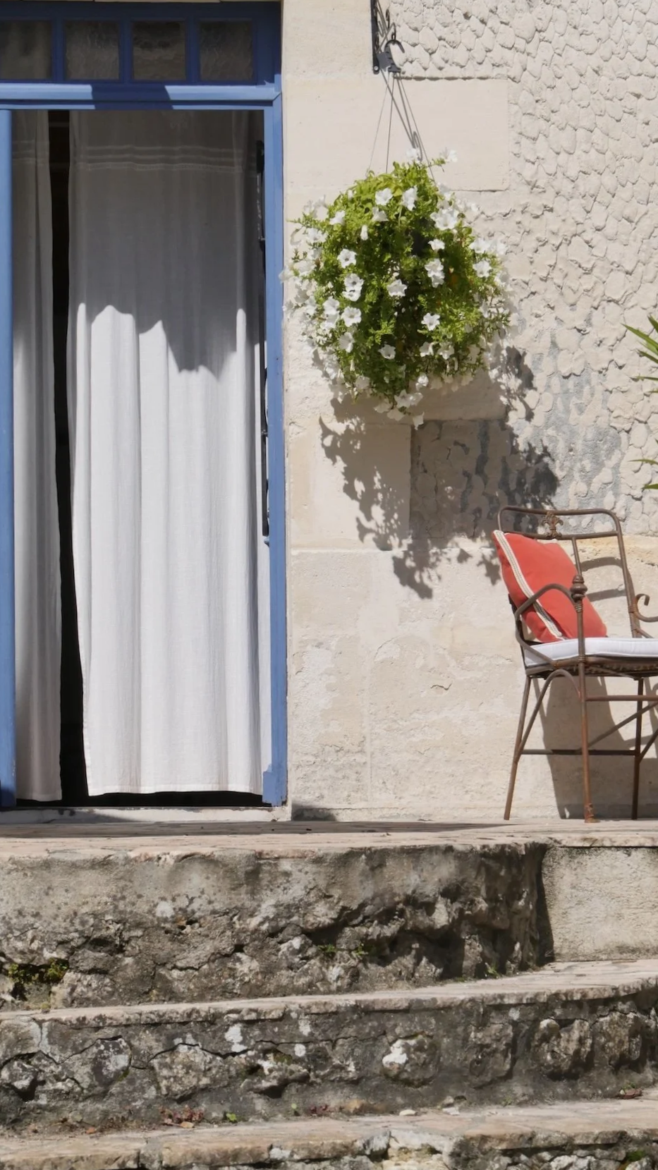 Gästeeingang eines Landhauses mit maritimer Sitzecke auf der Terrasse einer Chambre d’hôtes