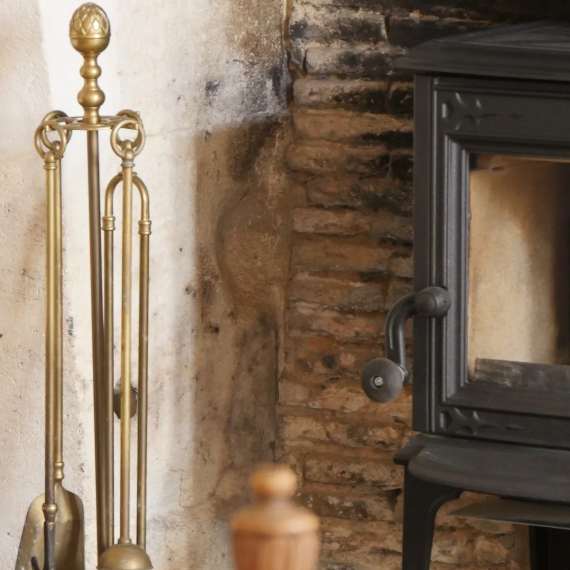 Ausschnitt des Kaminbereichs im Gäste­salon mit Sitzmöbeln und Dekoration