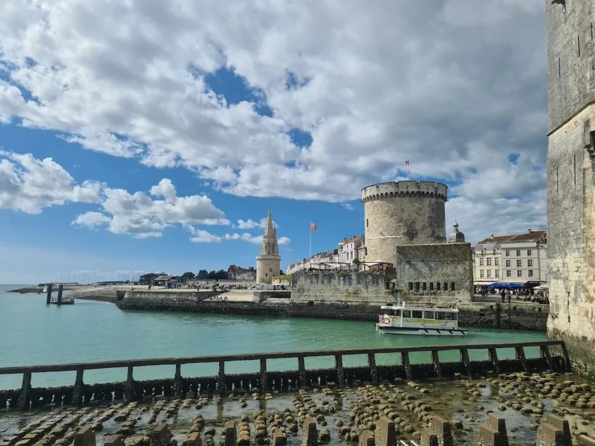 Hafentürme von La Rochelle neben blauem Wasser mit Blick in Richtung Atlantik, Frankreich