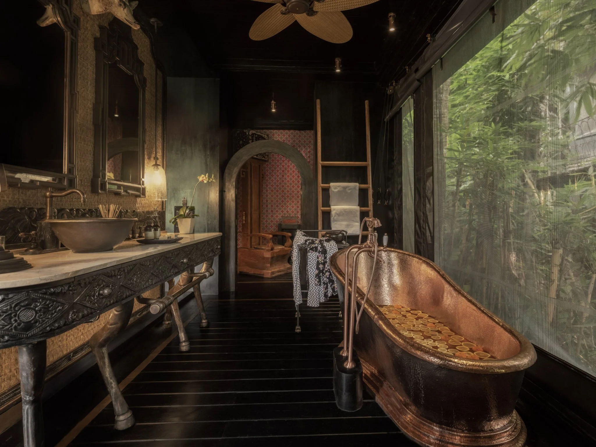 4-capella ubud-accommodation-The-Lodge-Bathroom-01.jpg