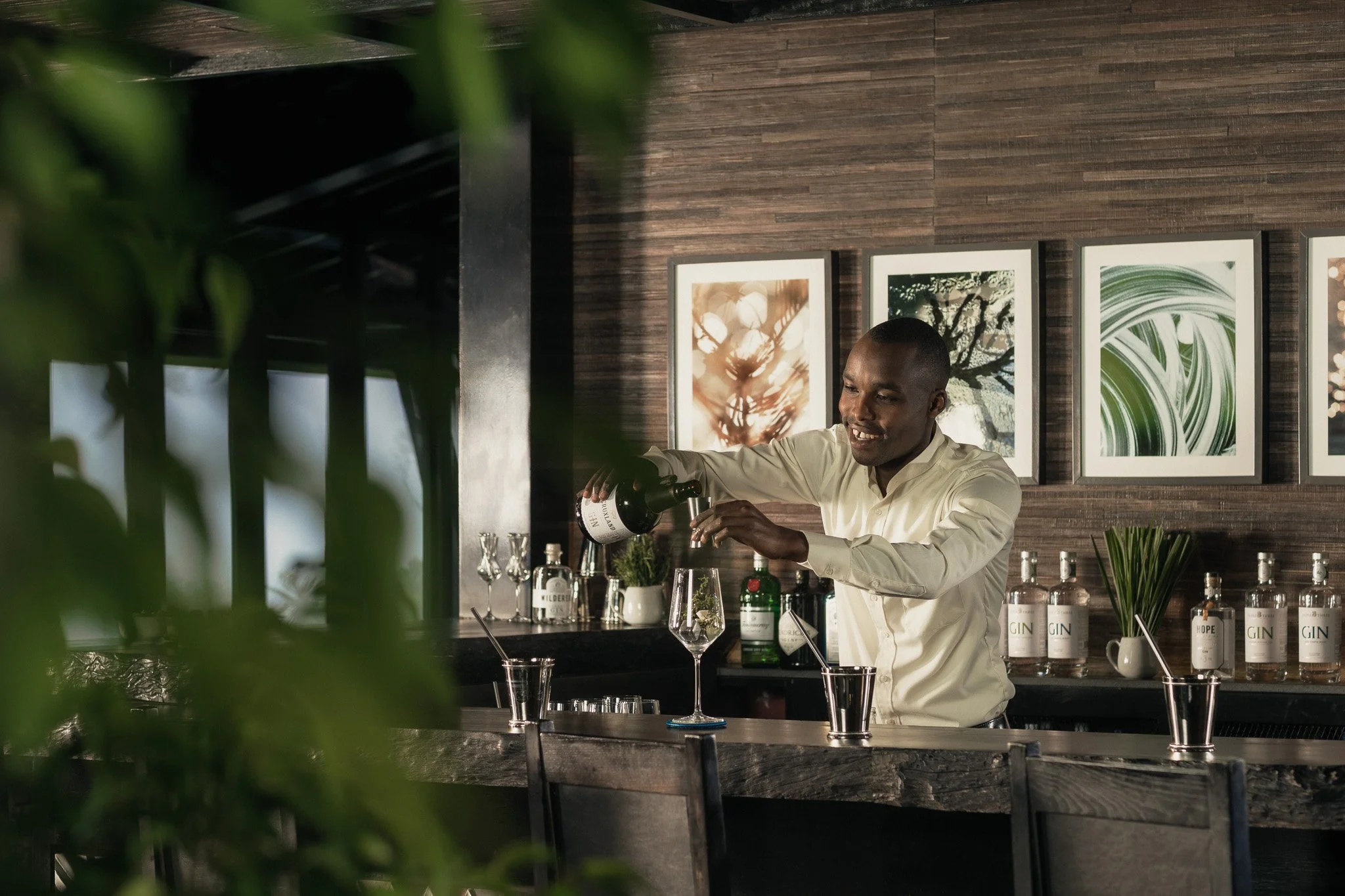 NH_OO_FB_Tea_Lounge_Bar_Barman_1583_MASTER.jpg