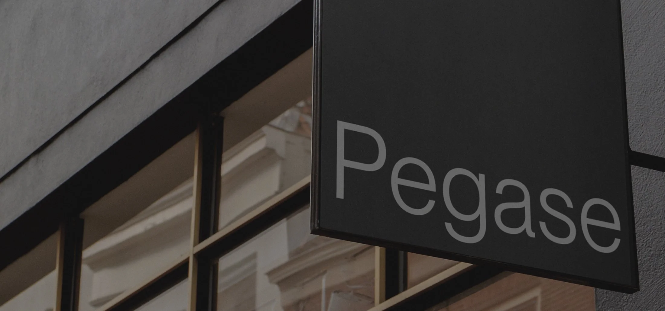 Winkel met een zwart bord met de tekst 'Pegase' in witte letters.