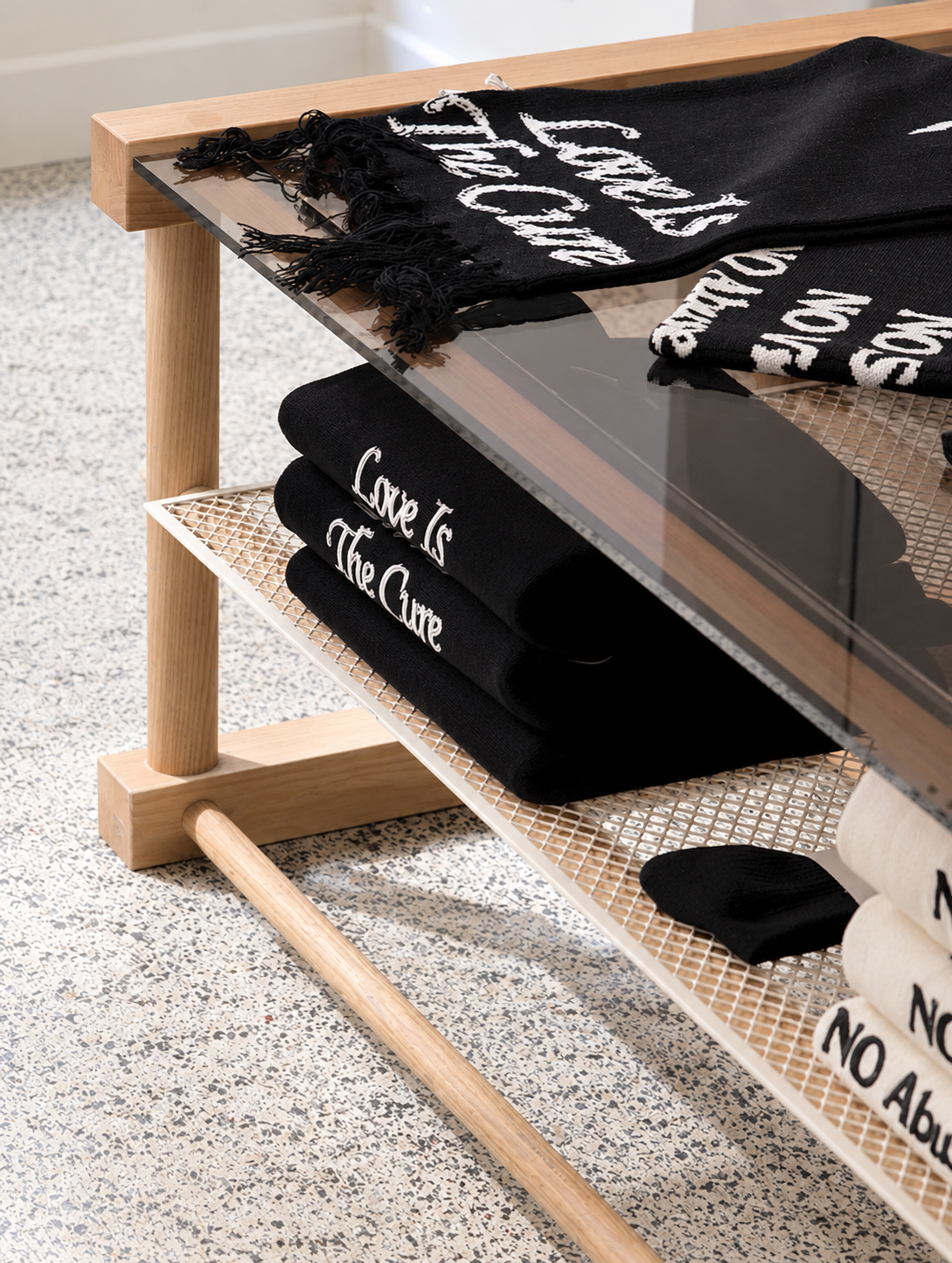 Minimalistische winkeltafel met gebreide accessoires.png