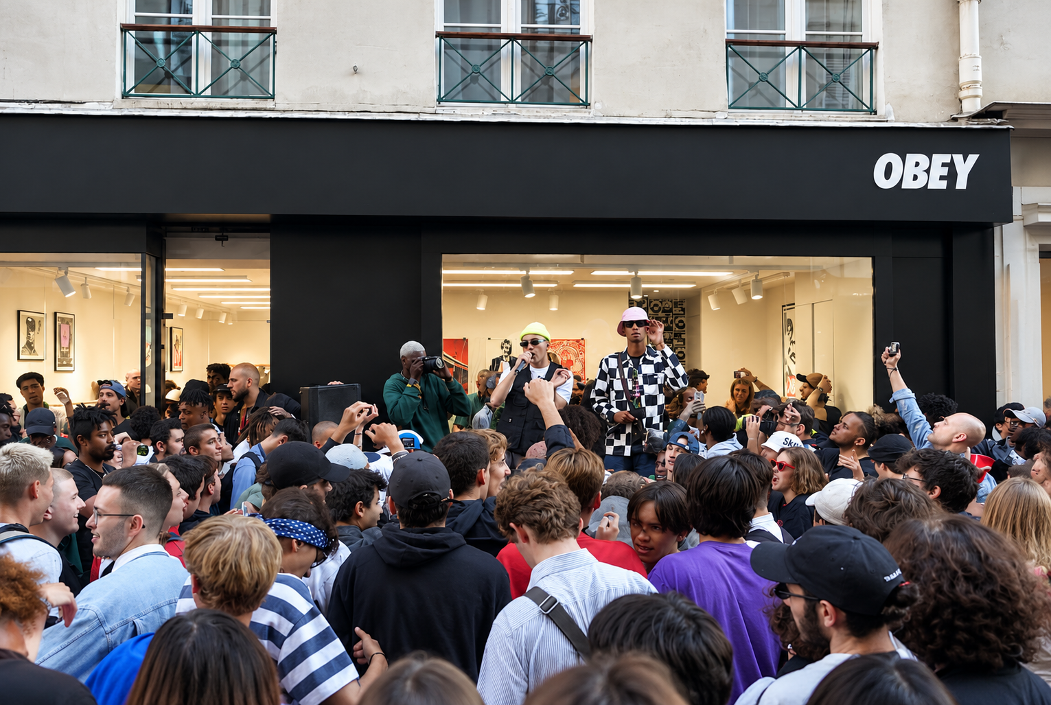 Live straatfeest voor OBEY-winkel.png