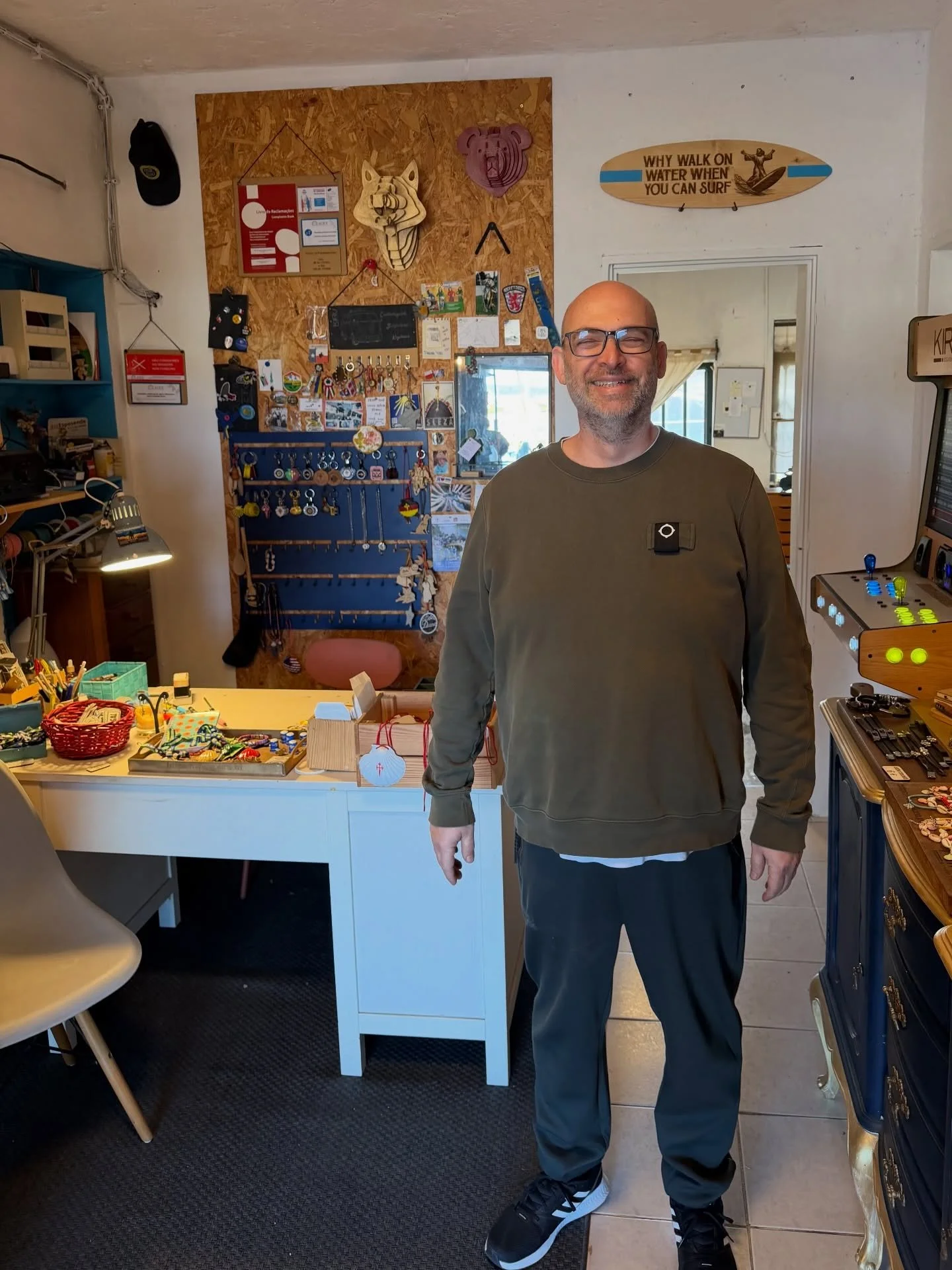 🇵🇹 Conhe&ccedil;am o Ricardo da @kiru.pt 

Mesmo &agrave; entrada de @municipio_de_esposende no Caminho Portugu&ecirc;s da Costa, o Ricardo recebe peregrinos de todo o mundo.
Na sua pequena loja podem encontrar Camino memorabilia, presentes artesan