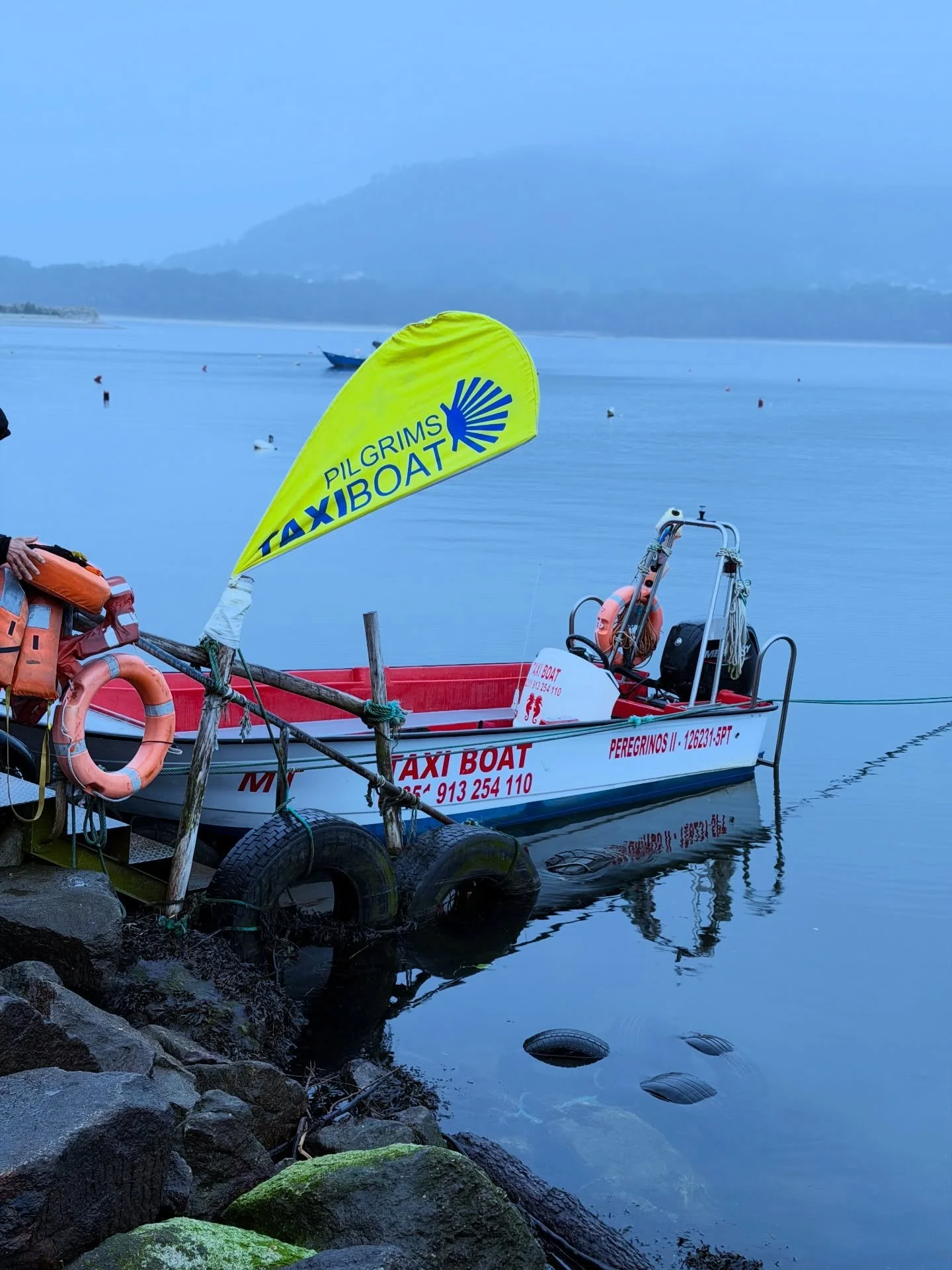Every Camino has moments you remember forever.

For many pilgrims on the Caminho Portugu&ecirc;s Coastal route, one of those moments is the boat crossing from @caminhamunicipio to @aguardapontevedra 

With @taxiboatperegrinos you cross the river in a