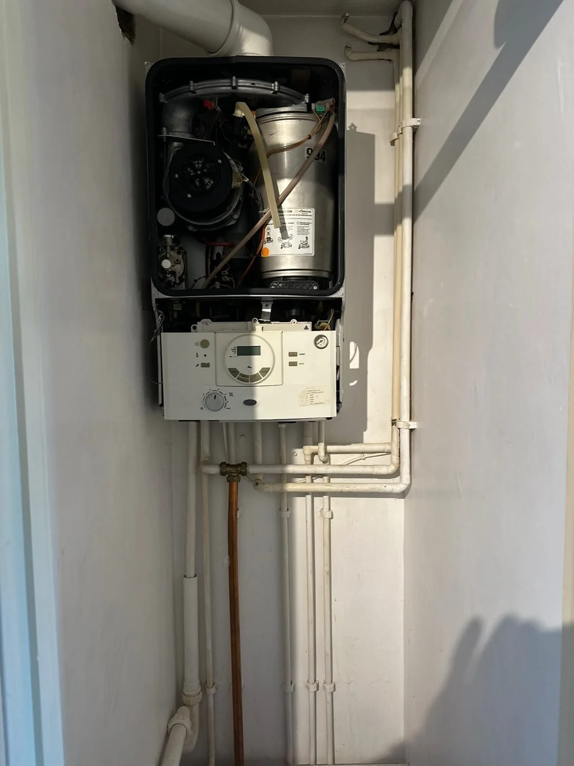 Following a combi boiler breakdown, we supplied and installed a new unit within two days.

The installation included a new flue, with precise opening of the tiled boxing to ensure a clean finish and minimal disruption to the existing bathroom 👌 

#b