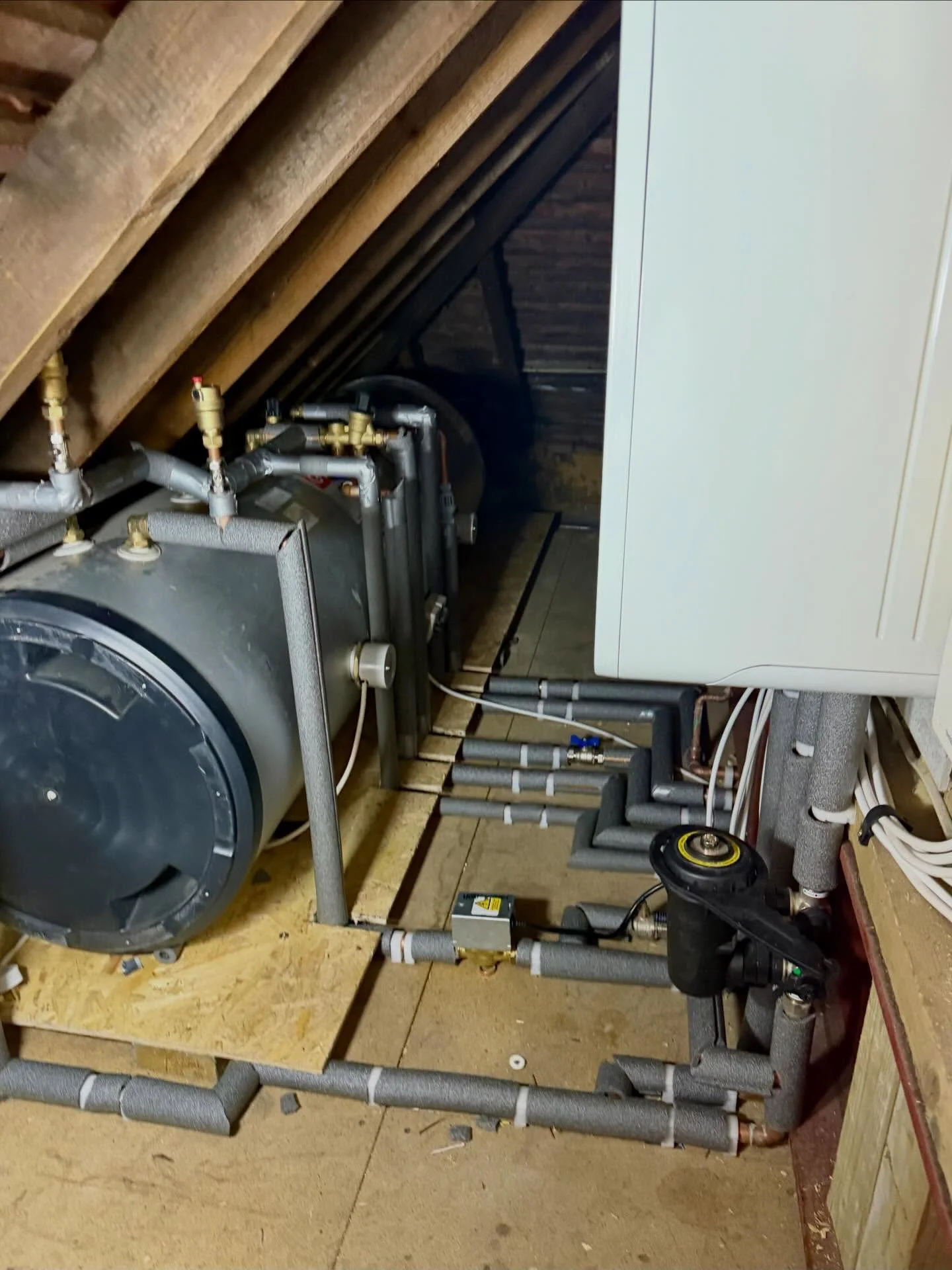 Relocated a system boiler from the kitchen to the loft, freeing up space in the home.

We also removed the hallway airing cupboard cylinder and fitted a horizontal cylinder in the loft - a simple, space-saving solution without losing performance.

Cl