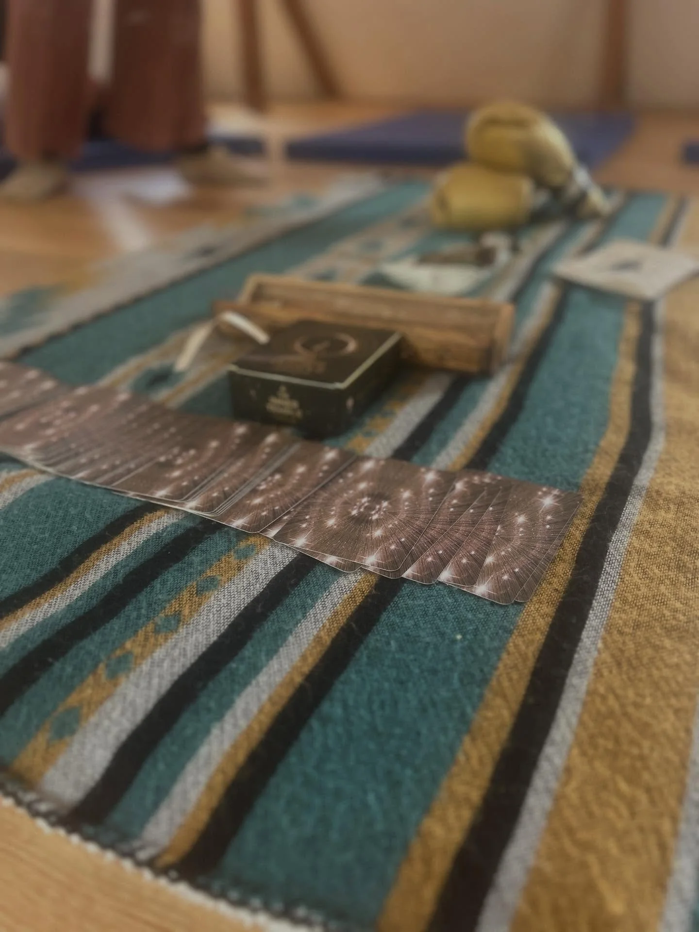 The year is coming to a close. An ending and releasing. The cards I pulled yesterday at the @schooloftraumarelease really resonated with me. 

Unhookable - honours the path you&rsquo;ve taken. The wounded part of you has finally healed. 

Tall Poppy 