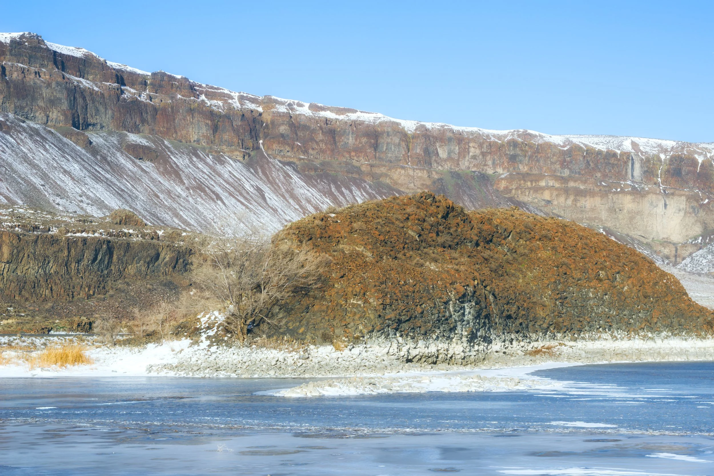 alkali-lake-coulee-city-columbia-plateau-grand-coulee-grant-county-frozen-lake-494-color-and-photo-labs-color-grading-kodak-portra-400-120.jpg