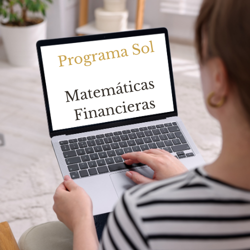 Persona viendo una computadora portátil con la pantalla que muestra el texto 'Programa Sol Matemáticas Financieras'.