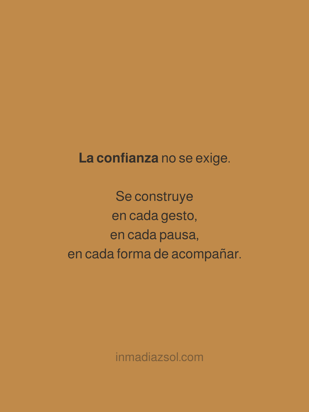 Fondo marrón con texto en español que habla sobre la confianza y cómo se construye en gestos, pausas y formas de acompañar, además de la URL inmadiazsol.com.