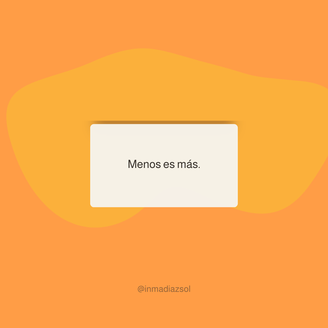 Diálogo digital con fondo de color naranja y amarillo con la frase 'Menos es más' en un cuadro blanco central, y la firma '@inmadiazsol' en la parte inferior.
