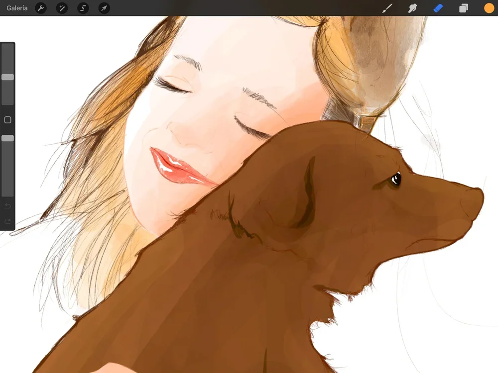 Mujer con cabello rubio acariciando a un perro raza Labrador