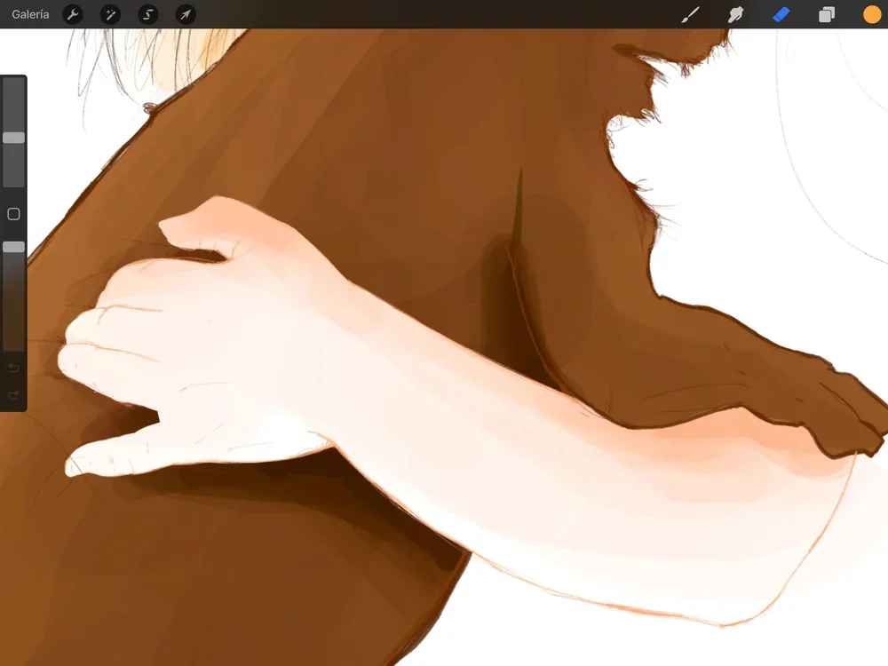 Un brazo y mano humana abrazando un perro de color marrón.