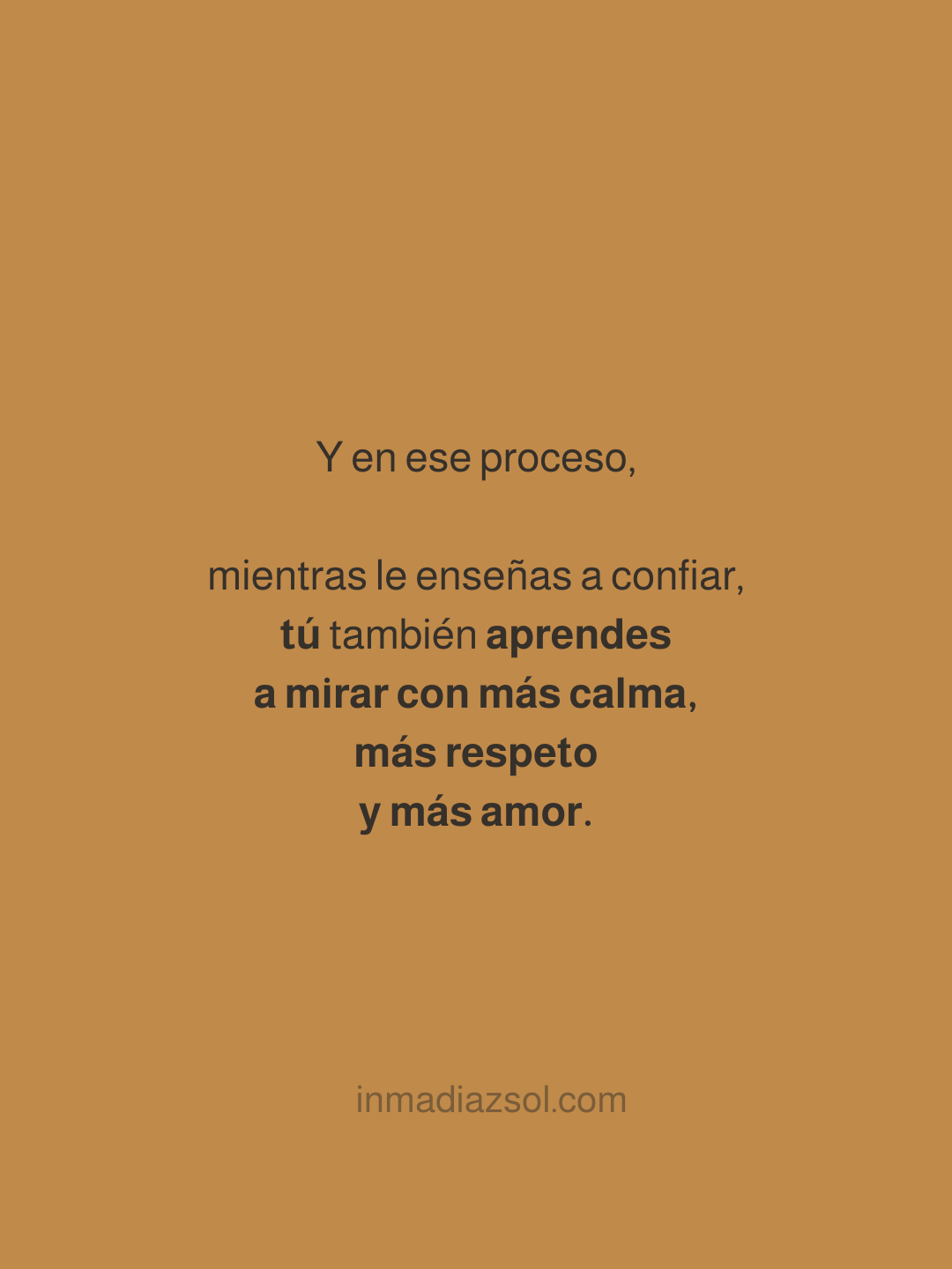 Cita motivacional en fondo marrón con texto en letras negras y negritas que menciona aprender a mirar con calma, respeto y amor, y la página web 'inmadiazsol.com' en la parte inferior.