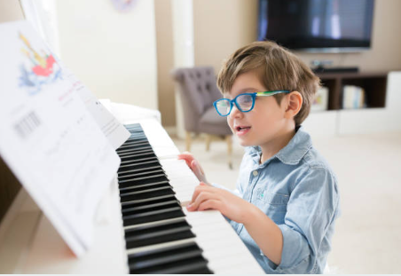 Un jeune garçon jouant du piano dans un salon.