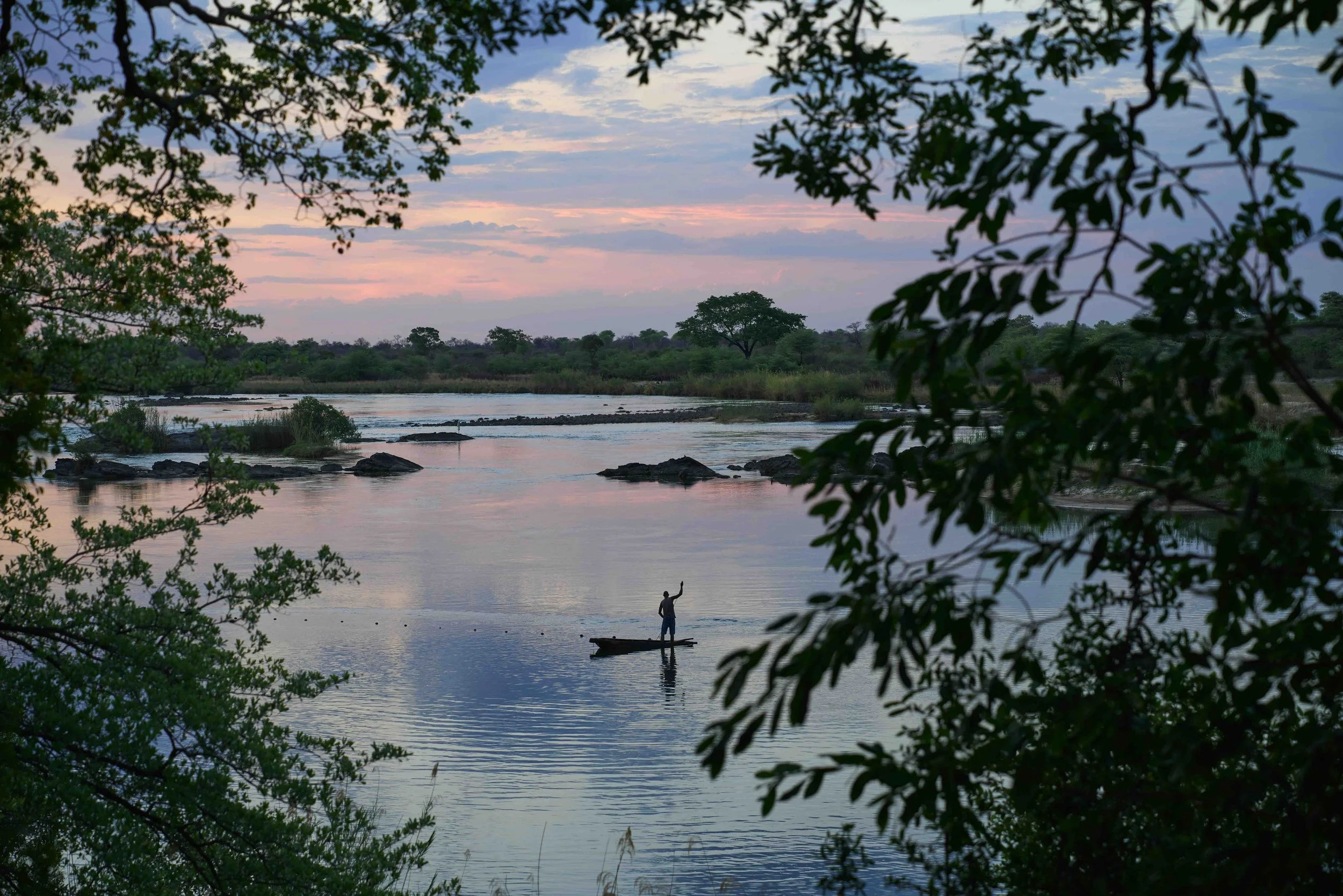 Mensch in einem kleinen Boot auf dem Sambesi Fluss im Caprivi Streifen in Namibia