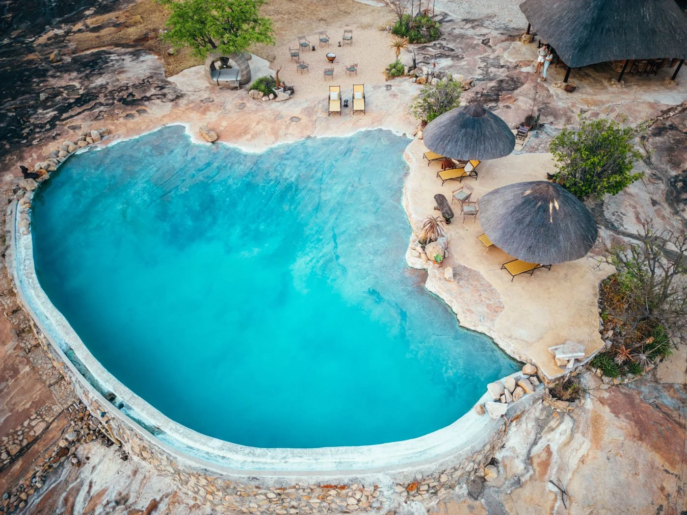 Blick auf den natürlichen Pool einer Luxus-Safari-Lodge in Simbabwe
