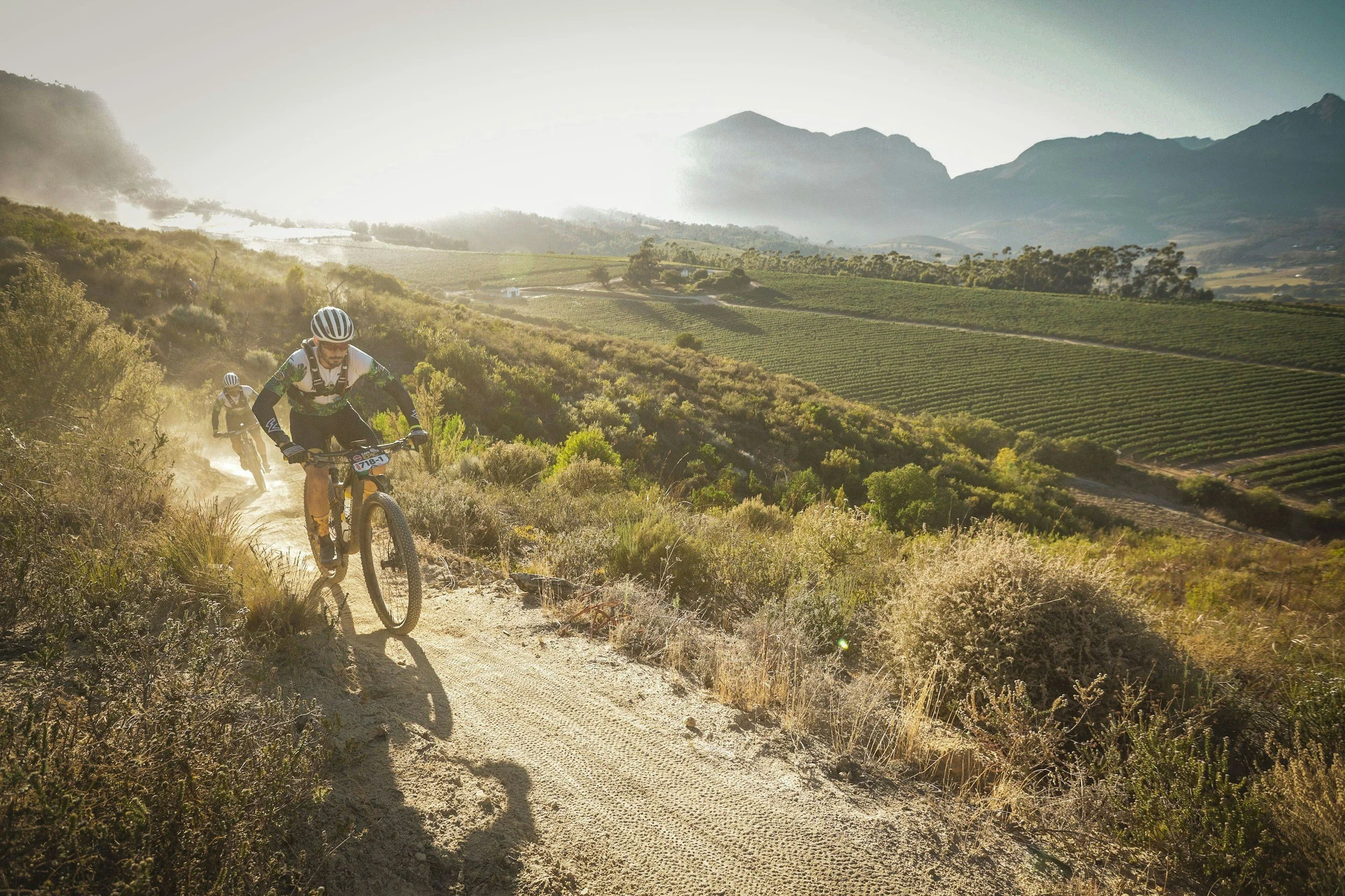 Ein Mann fährt in einer afrikanischen Gegend mit einem Mountain Bike 