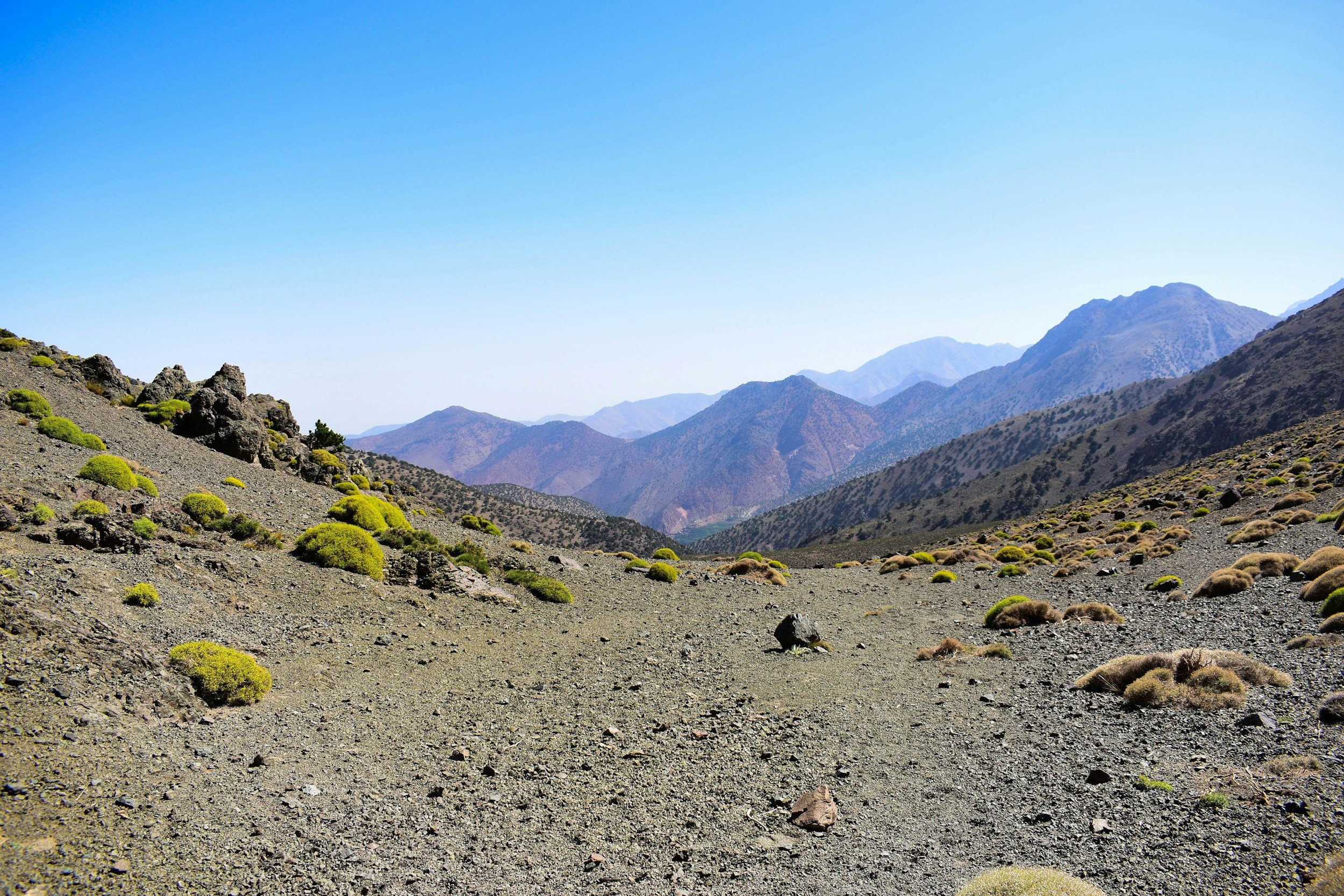 Blick auf afrikanische Berge von einem Wanderweg aus