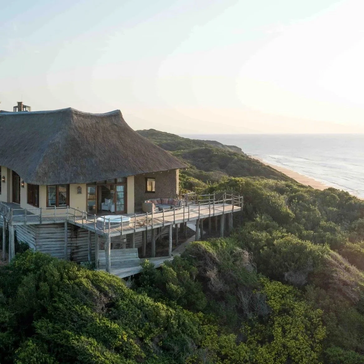 Luxus-Beach Lodge direkt am Sandstrand von Mozambique inmitten von Dünen