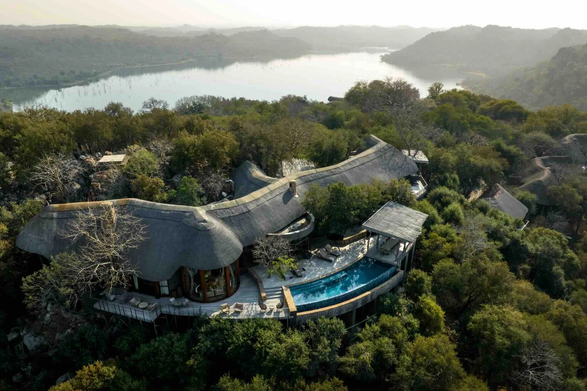 Luftbild einer Luxus-Safari-Lodge in Simbambe mit Infiniti Pool und blick auf den Zambezi River in Simbabwe