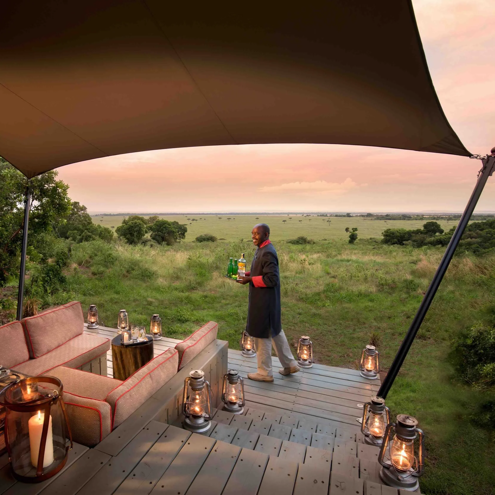 Mit Laternen geschmückte Terrasse in einem Luxus-Safari-Camp in Südafrika