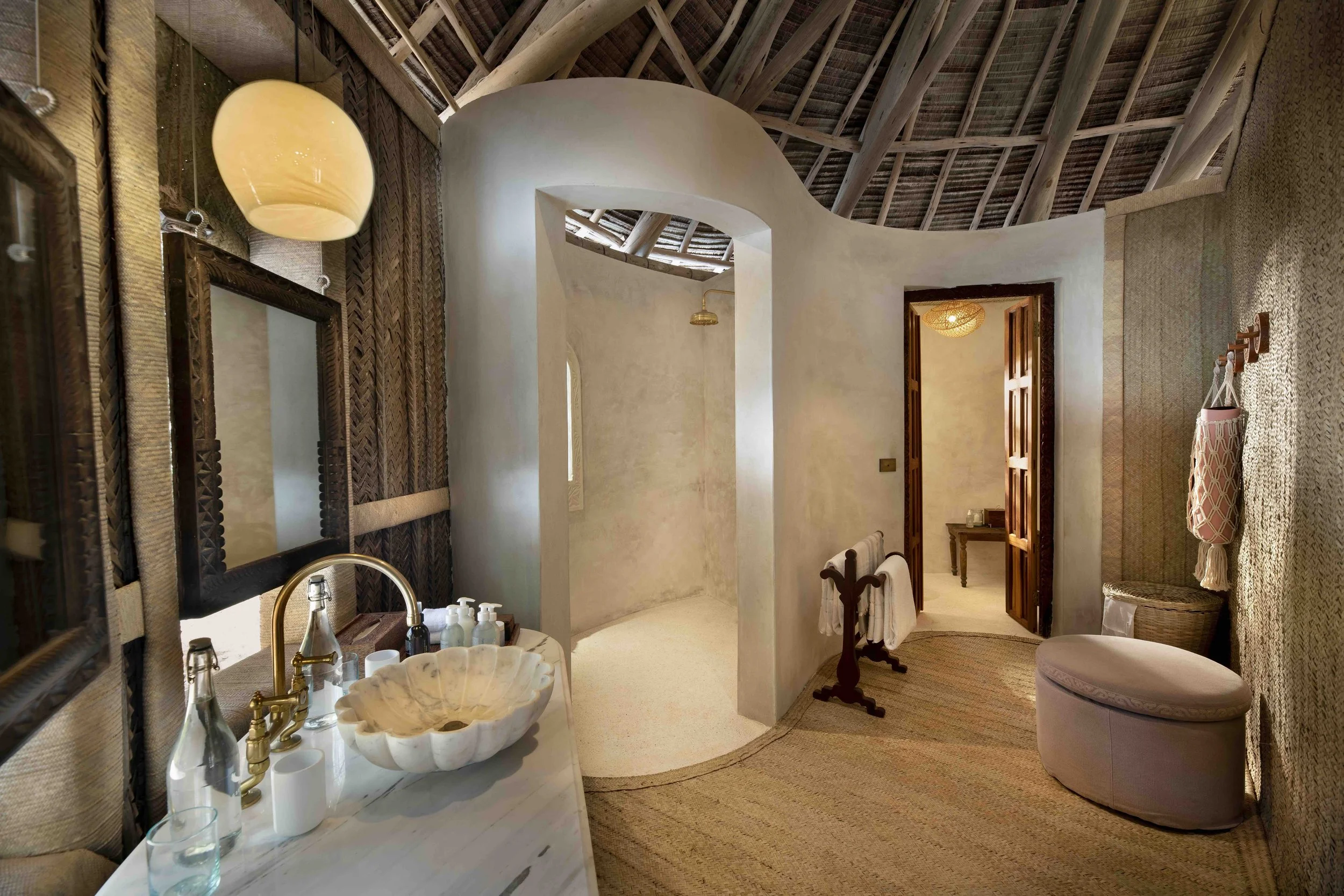 Stilvolles Badezimmer in einem Luxus-Resort auf Sansibar in Tansania