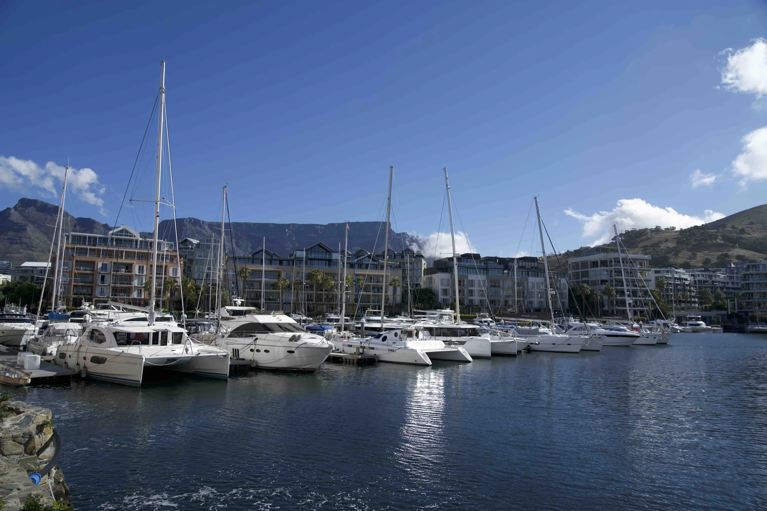 Bild von der V&A Waterfront vor dem Tafelberg in Kapstadt. Im Vordergrund sind Yachten