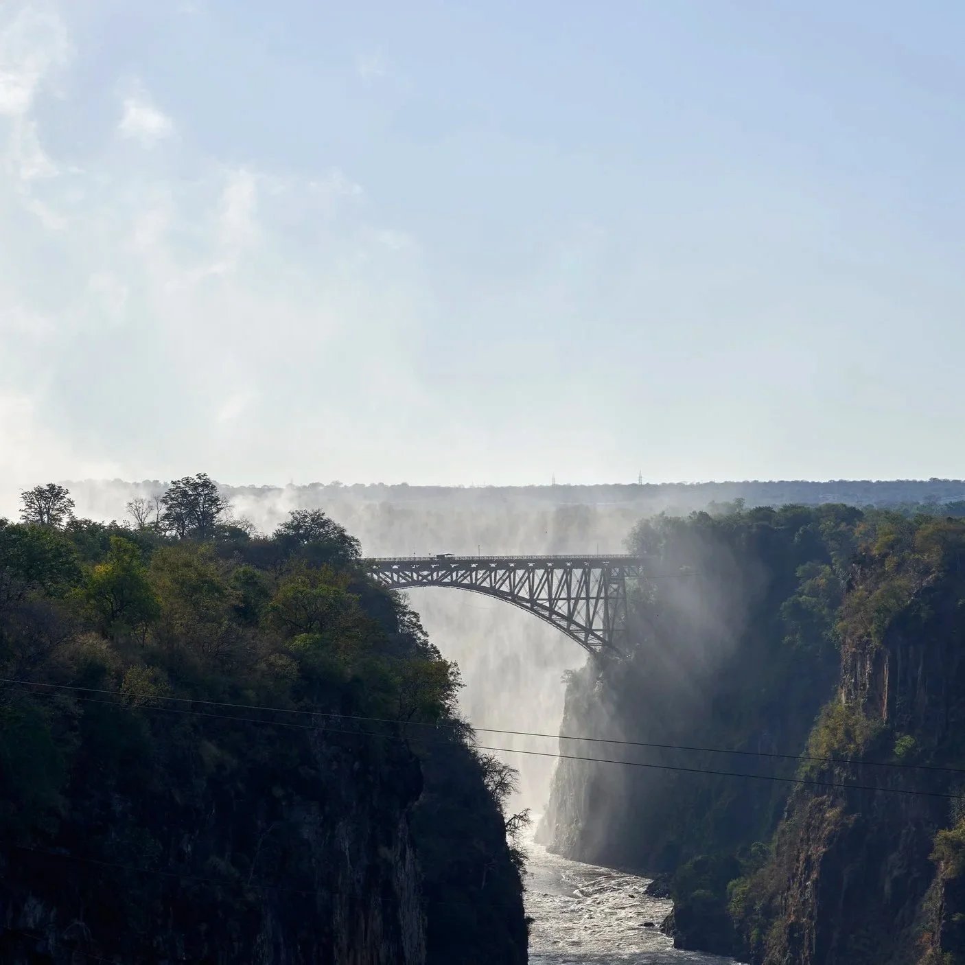 Blick auf die Viktoriefälle von Sambia mit blick auf die Brücke. 